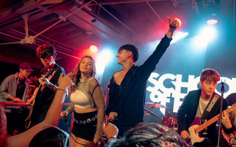 Parceria entre School of Rock e Hard Rock Cafe Curitiba leva jovens talentos ao palco em evento no Dia das Crianças