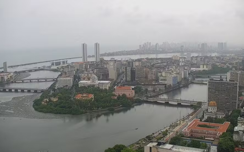 Entre a folia e o medo: chuva paralisa Recife no Carnaval