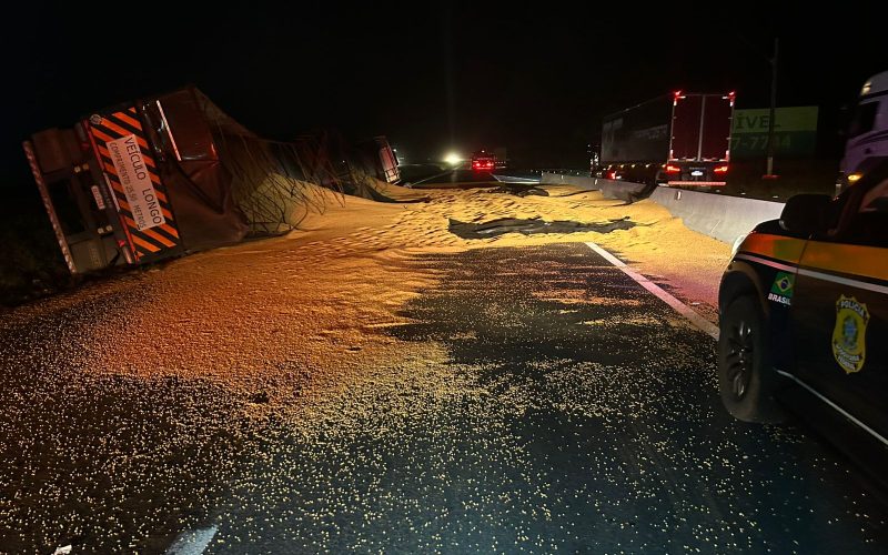 Acidente na BR-376 em Palmeira: Rodotrem tomba e derrama carga de soja em direção a Curitiba