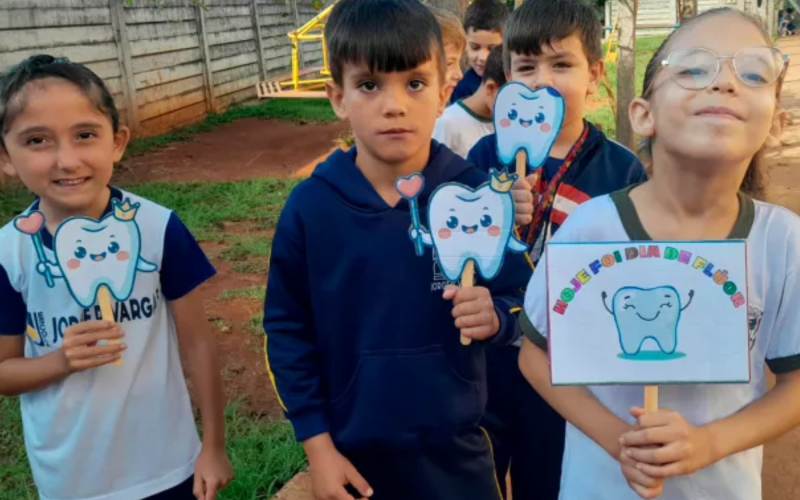 Alunos da rede pública engajados em projetos de educação em saúde bucal dentro das escolas