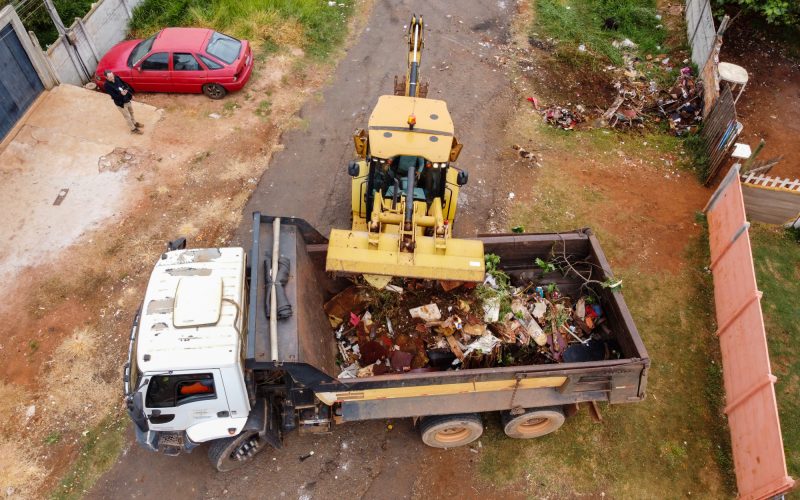 Prefeitura limpa Andorinhas e retira 14 caminhões de entulhos descartados ilegalmente