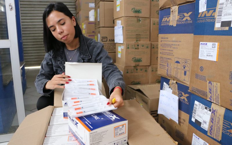 Castro garante abastecimento de seringas para administração de insulina