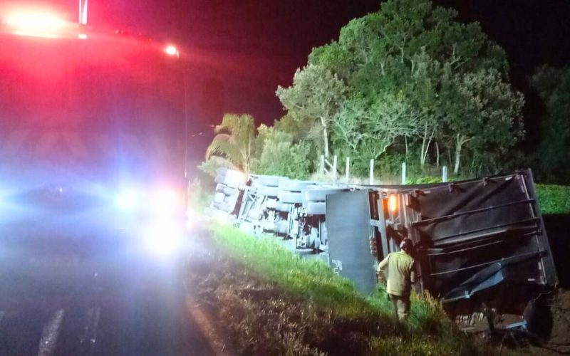 Acidente na estrada: Caminhão capota em Ponta Grossa e condutor sofre ferimentos