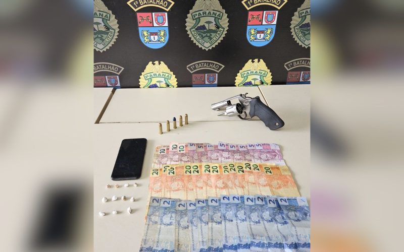 Homem é preso pela Polícia Militar por envolvimento com drogas e posse ilegal de arma