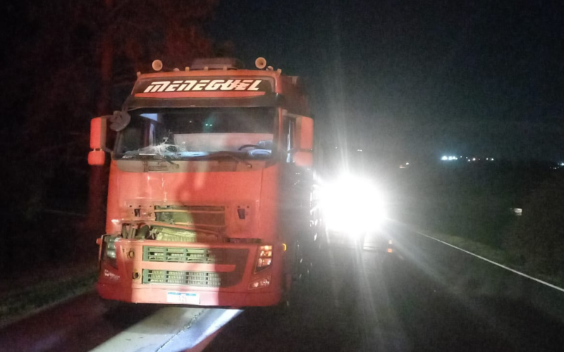 Acidente na PR-151: Caminhões colidem na traseira