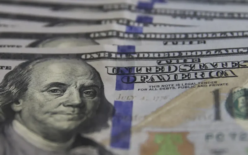 Dólar registra queda e encerra cotação abaixo de R$ 5 pela primeira vez em mais de dois anos