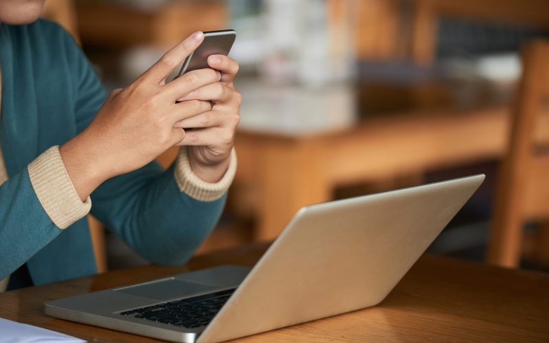 Tempo de tela supera horas de sono: consequências para a saúde ocular dos brasileiros