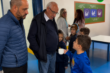 Prefeito revela planos de expansão do CMEI Rivadávia em Castro durante visitas escolares