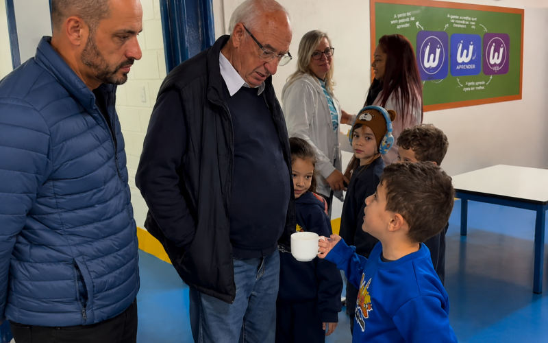 Prefeito revela planos de expansão do CMEI Rivadávia em Castro durante visitas escolares