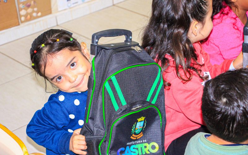 Castro proporciona mochilas com rodinhas a alunos da rede municipal