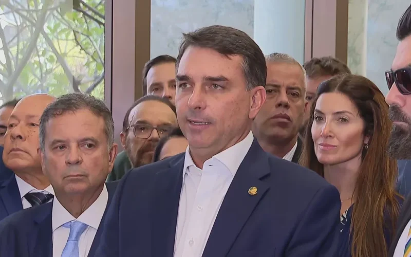 Flávio oficializa reunião com Vorcaro após a detenção do banqueiro