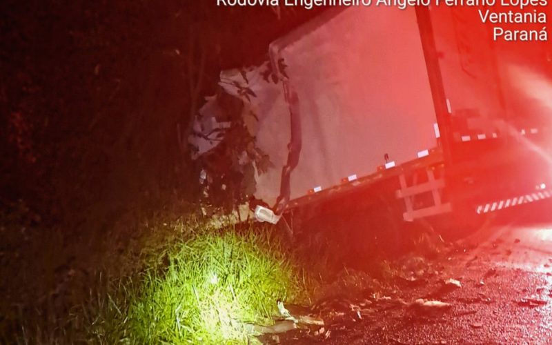 Acidente envolvendo caminhões resulta em motorista seriamente ferido na PR-090