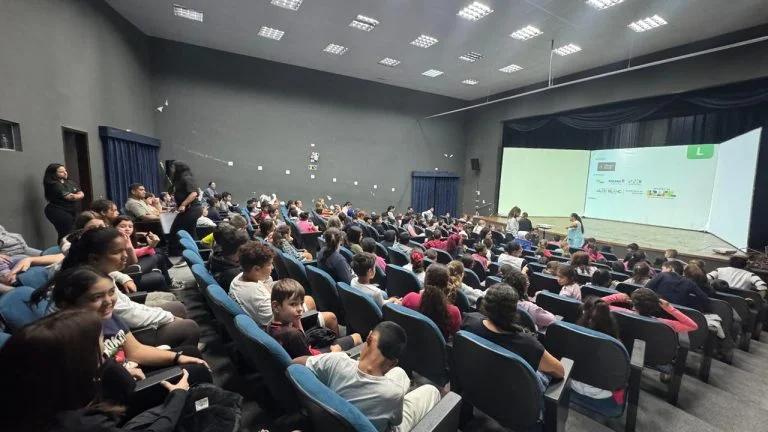 Estudantes são levados a uma viagem pelo nascimento do Cânion do Guartelá em espetáculo emocionante