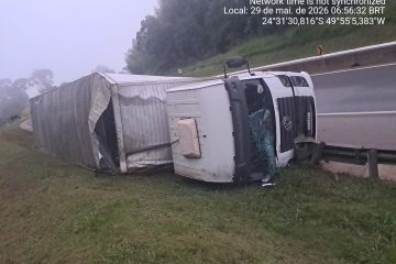 Acidente na PR-151: Caminhão capota em Piraí do Sul e condutor sofre ferimentos