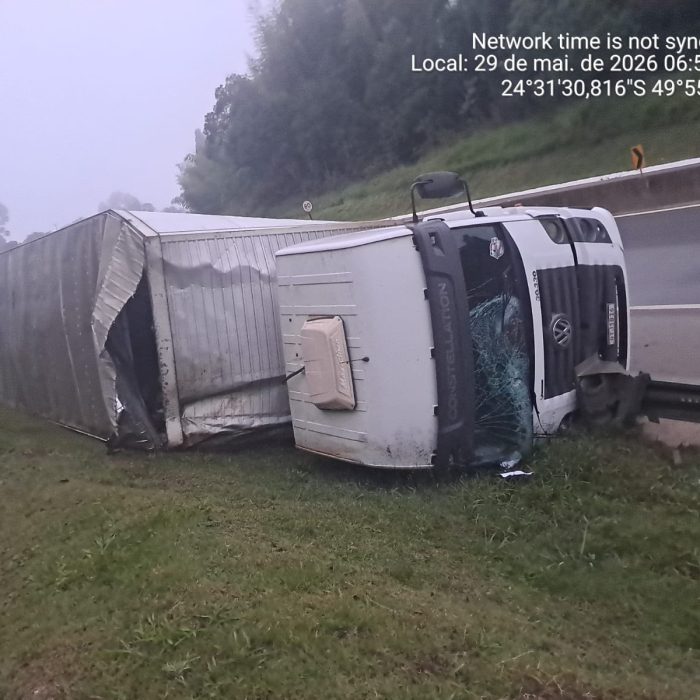 Acidente na PR-151: Caminhão capota em Piraí do Sul e condutor sofre ferimentos