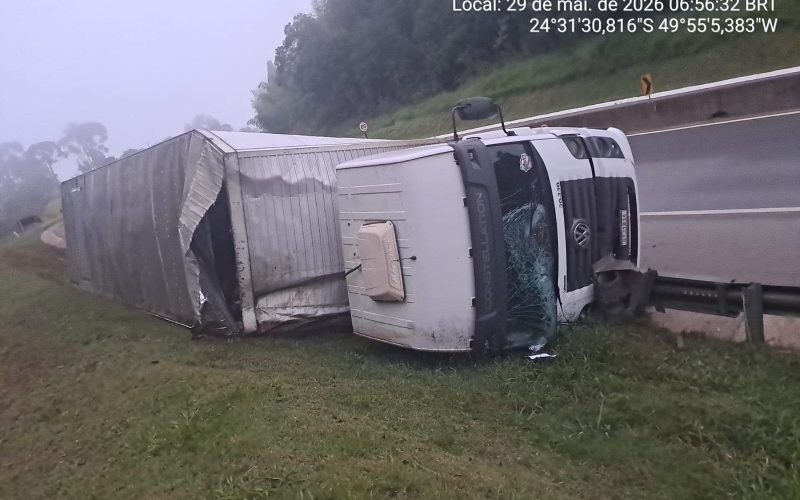 Acidente na PR-151: Caminhão capota em Piraí do Sul e condutor sofre ferimentos