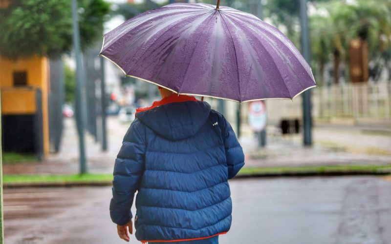 Fim de semana de chuvas e queda nas temperaturas é esperado no Paraná, segundo previsões do Simepar