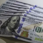 Dólar encerra o dia abaixo de R$ 4,90 após 28 meses de alta