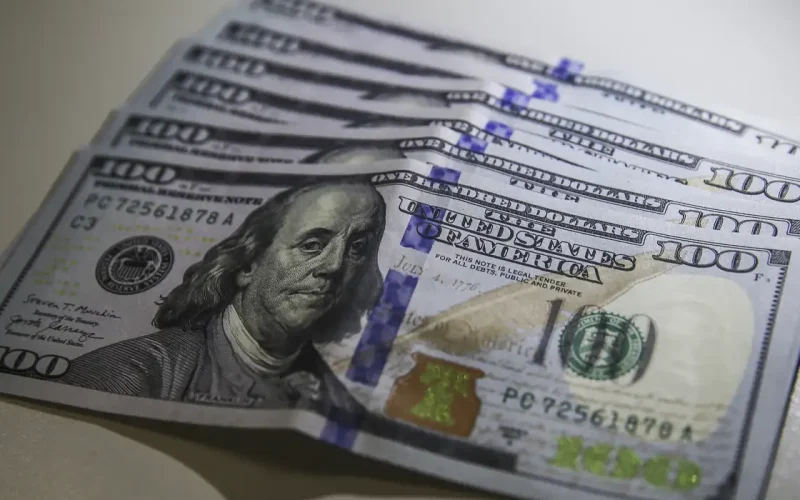 Dólar encerra o dia abaixo de R$ 4,90 após 28 meses de alta