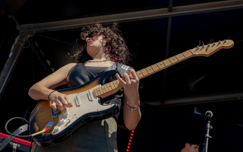 School of Rock Curitiba leva 16 bandas ao palco do Clay Highway em noite de rock ao vivo