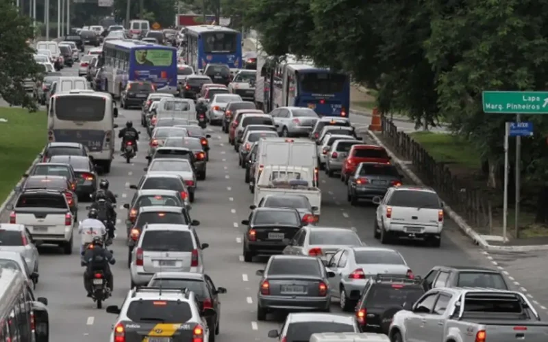 Aumento nos preços da gasolina e dos alimentos eleva a inflação para 0,89% na prévia
