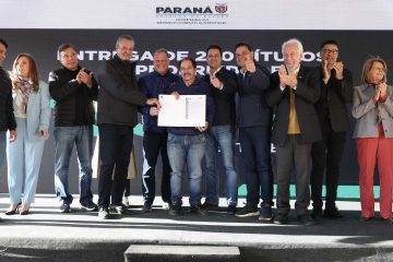 Governador concede títulos de propriedade a 260 famílias nos Campos Gerais e na RMC