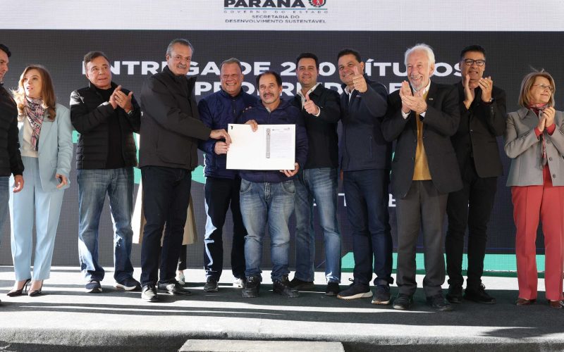Governador concede títulos de propriedade a 260 famílias nos Campos Gerais e na RMC