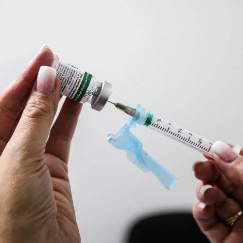 Campanha de vacinação contra a gripe no Paraná se estende para alcançar grupos prioritários