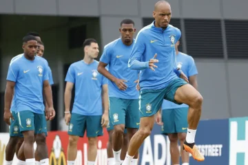 Brasil finaliza treinamento antes do duelo contra a Escócia, com indefinições na ala direita