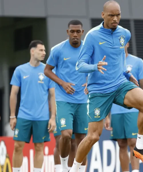Brasil finaliza treinamento antes do duelo contra a Escócia, com indefinições na ala direita