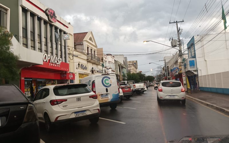 Comércio de Castro se prepara para o Dia dos Namorados, mas consumidores adotam postura cautelosa em 2026