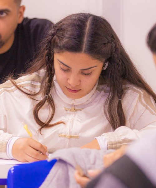 Projeto da UEPG ensina português a migrantes de 14 países diferentes