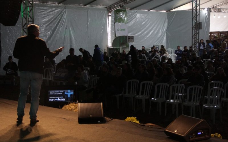 Palestras na Expoleite 2026 abordam desafios econômicos e comunicação no setor agropecuário