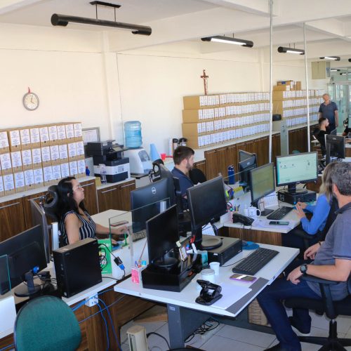 Servidores de Castro recebem metade do 13º salário antecipadamente mediante solicitação