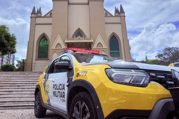 Suspeito é detido ao utilizar cartões de crédito roubados de carro invadido
