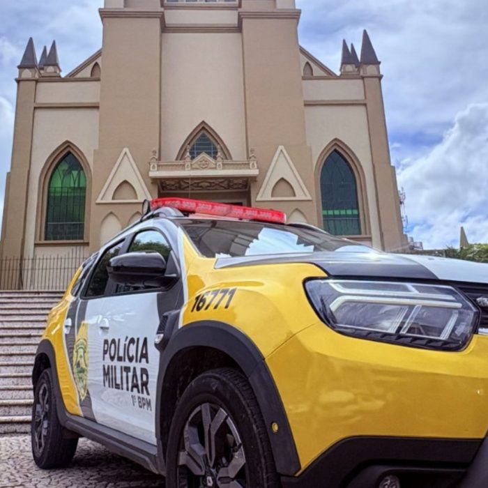 Suspeito é detido ao utilizar cartões de crédito roubados de carro invadido
