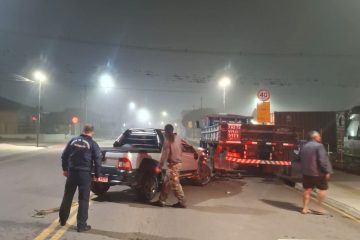 Colisão entre Fiat Strada e caminhão parado agita a Avenida das Flores em Carambeí