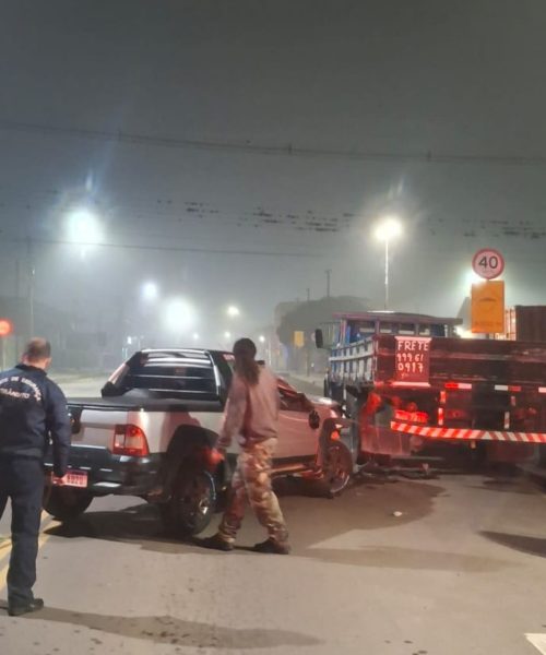Colisão entre Fiat Strada e caminhão parado agita a Avenida das Flores em Carambeí