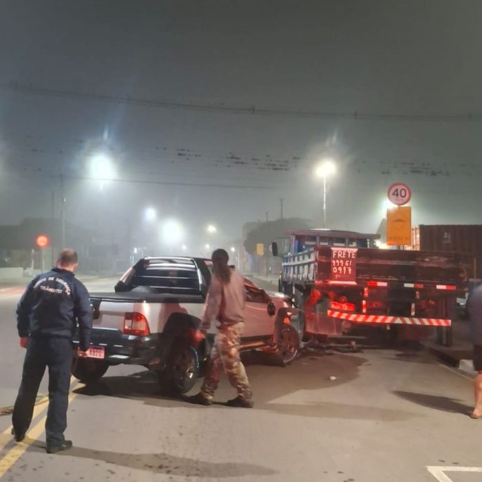 Colisão entre Fiat Strada e caminhão parado agita a Avenida das Flores em Carambeí