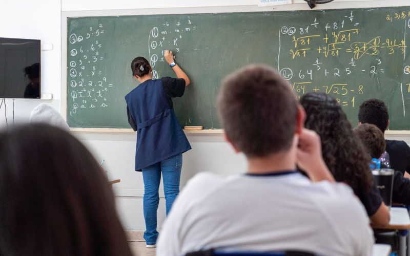 Paraná abre seleção para vagas de professores temporários na área da educação