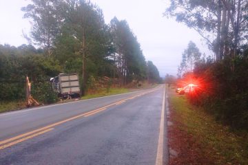 Acidente na PR-340: Caminhão de Piraí do Sul colide com árvore entre Tibagi e Telêmaco Borba