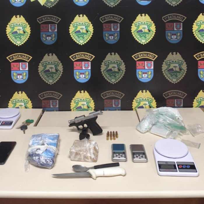 Ação policial em Ponta Grossa resulta na prisão de dois suspeitos e na apreensão de entorpecentes e arma de fogo.