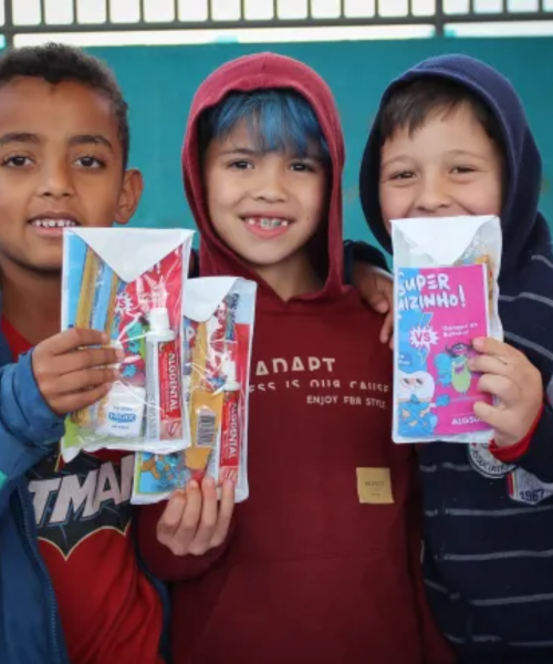 Estudantes da rede municipal ganham kits para promover a saúde dental