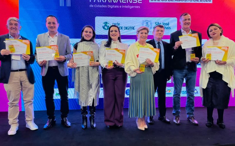 Líderes da AMCG são homenageados com o prêmio de Prefeito Inovador no Congresso Paranaense de Cidades Digitais e Inteligentes