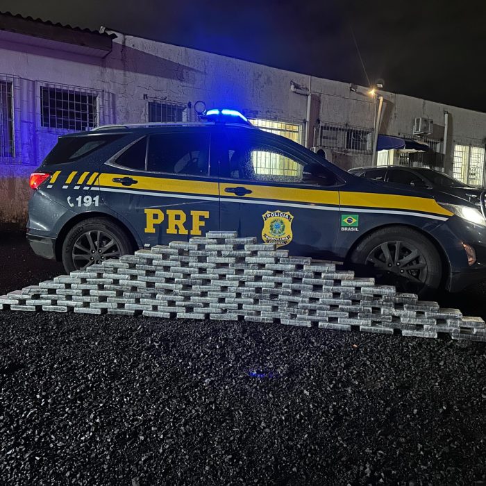 PRF intercepta 132 kg de cocaína camuflados em caminhão na BR-277