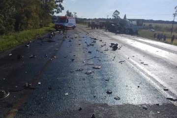 Acidente entre dois caminhões deixa uma pessoa morta e motorista ferido na BR-476