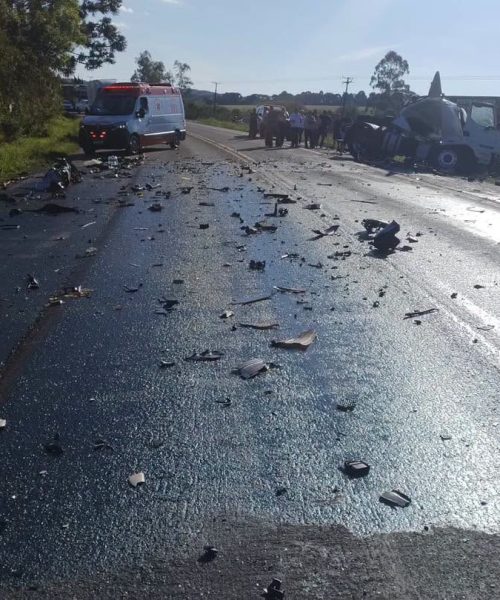 Acidente entre dois caminhões deixa uma pessoa morta e motorista ferido na BR-476