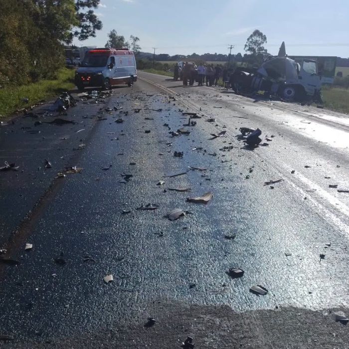 Acidente entre dois caminhões deixa uma pessoa morta e motorista ferido na BR-476