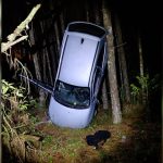 Carro fica ‘em pé’ entre árvores após sair da pista e capotar na PR-092, em Jaguariaíva