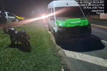 Jovem motociclista de 19 anos sofre ferimentos em acidente com micro-ônibus na PR-151, Jaguariaíva